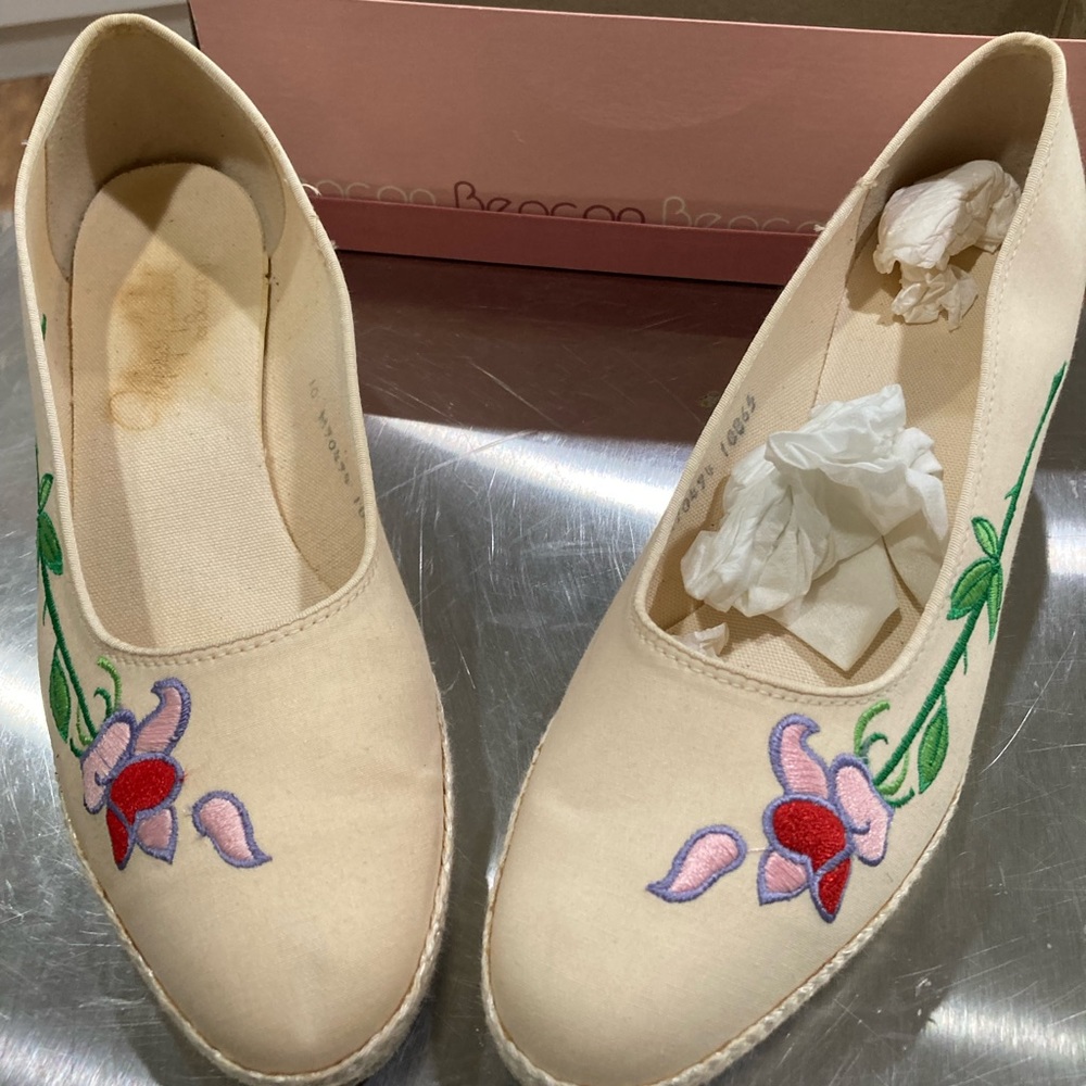 Beacon vintage 👠 embroidered beige shoes